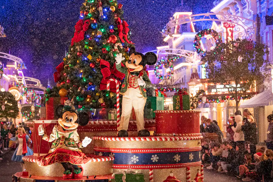 Mickey's Very Merry Christmas Party, Picture of Parade