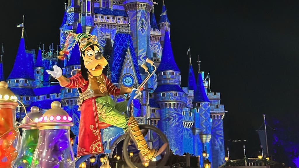 Your Mickey’s Very Merry Christmas Party Guide to Showtimes, Treat Spots, and Characters